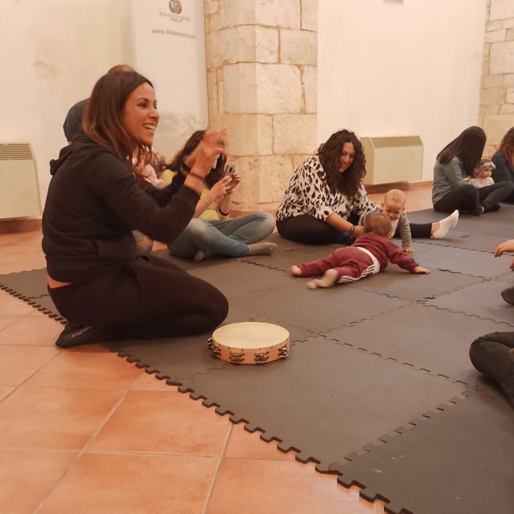 Attraverso un'esperienza sonora fatta di suoni, melodie, canti, strumentario Orff e danze, i piccoli hanno  esplorato l'udito.